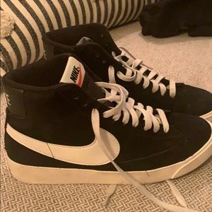 Nike Black Mid Blazer’s size 8